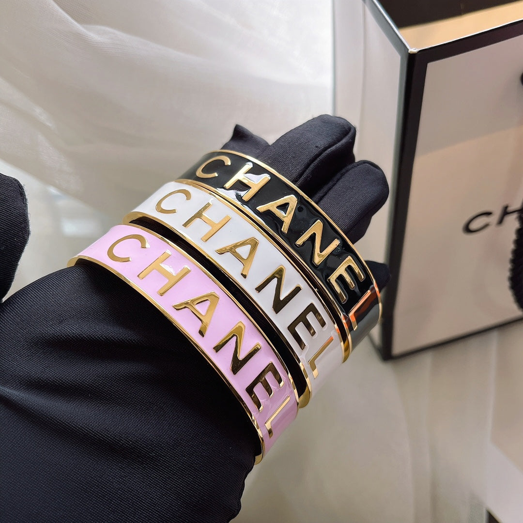 Pulsera abierta de resina epoxi con diseño de moda