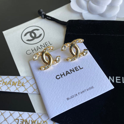 Boucles d'oreilles tendance avec perles et diamants