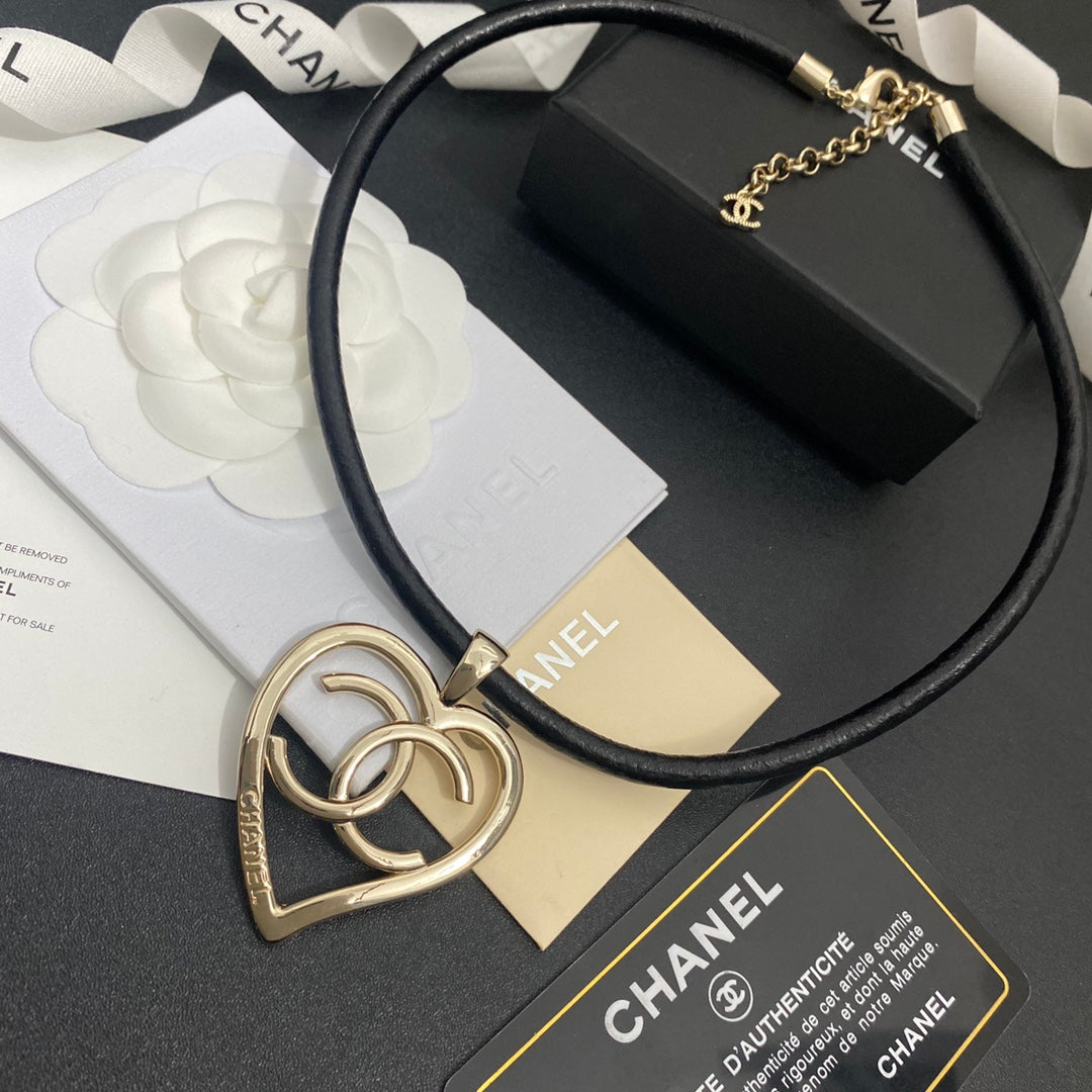 Collar de cuero con corazón calado