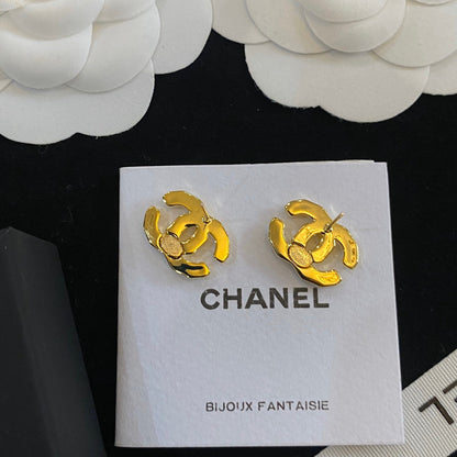 Puces d'oreilles délicates en or avec logo