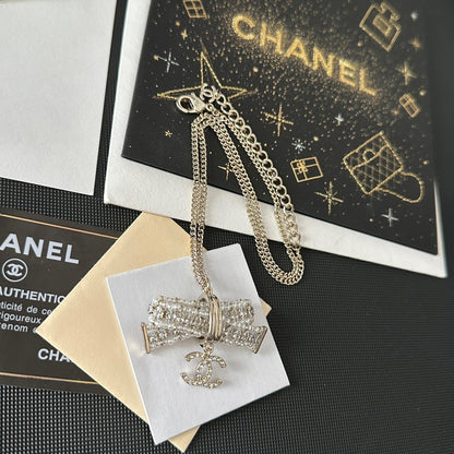Collier pendentif arc en diamant
