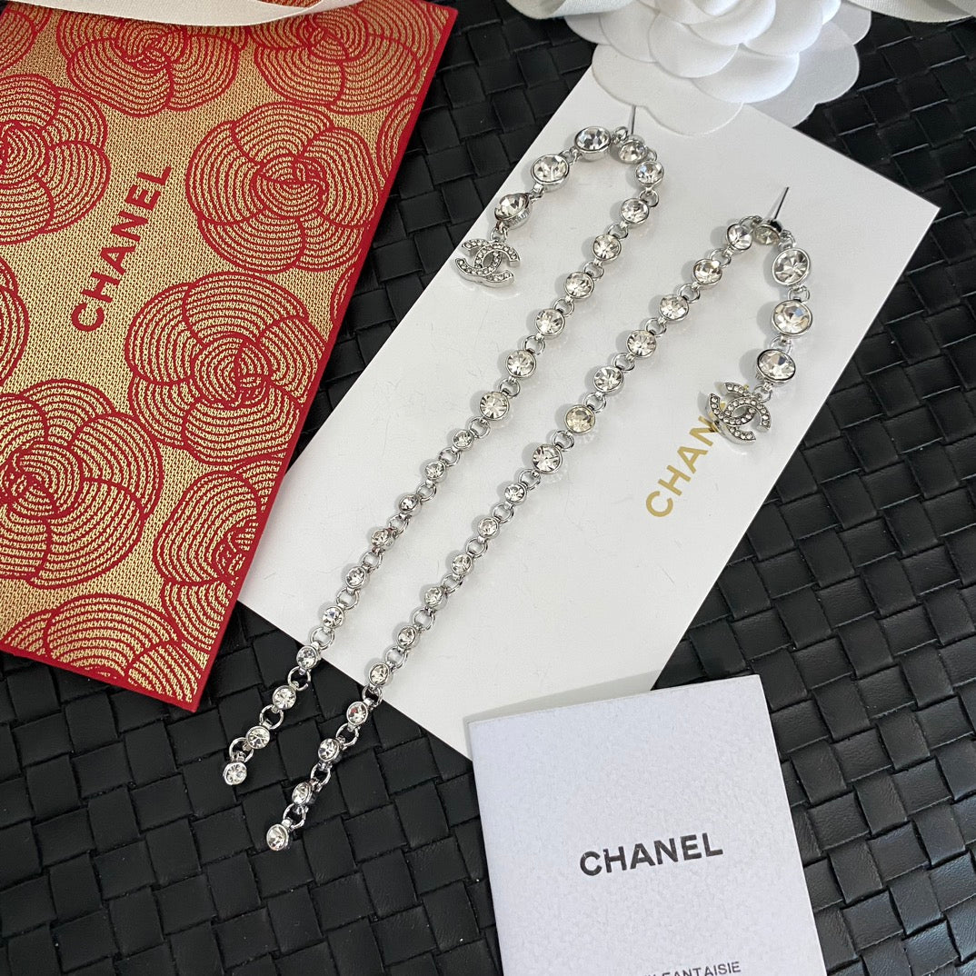 Pendientes largos de diamantes de moda