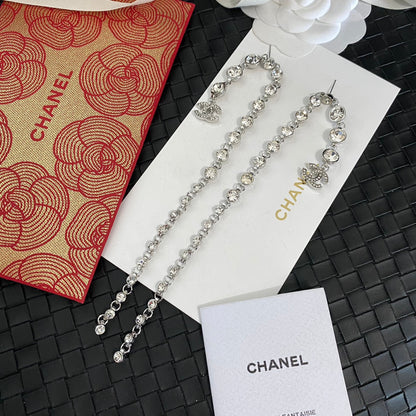 Pendientes largos de diamantes de moda
