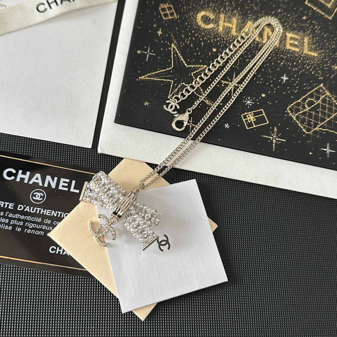 Collier pendentif arc en diamant