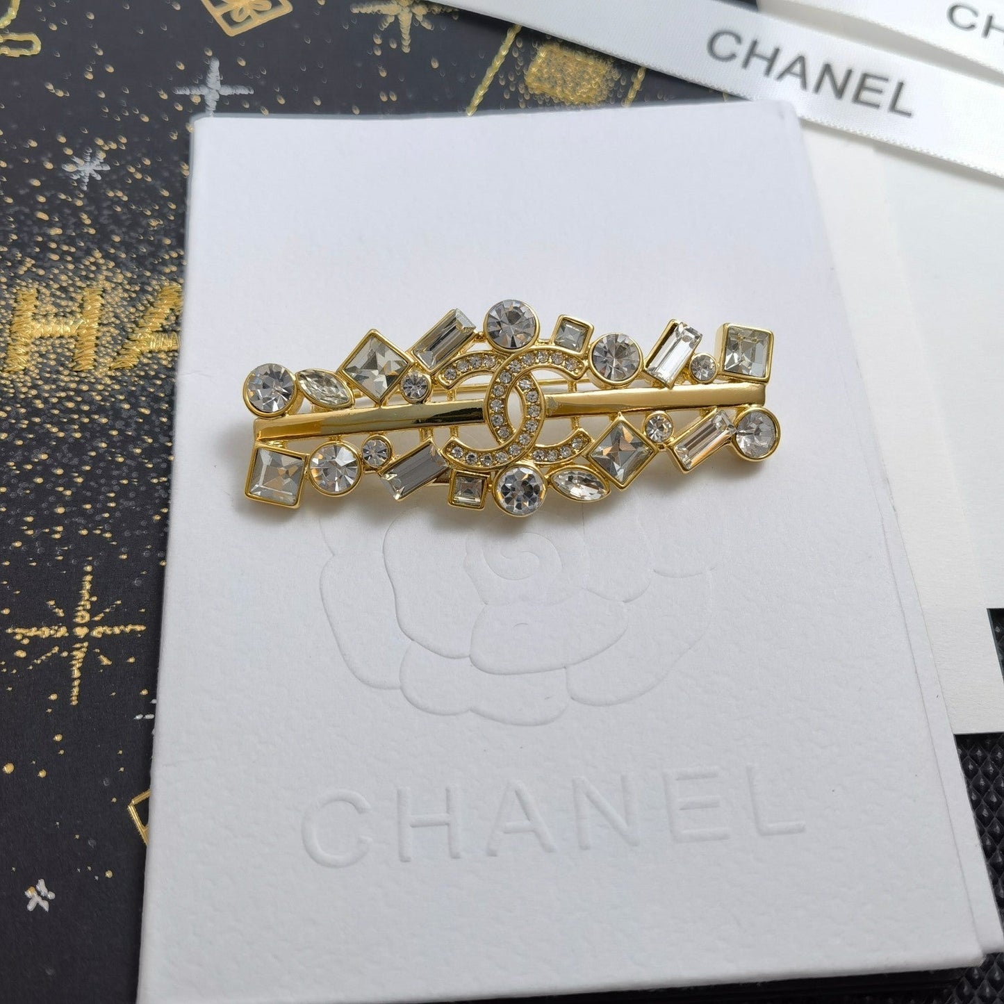 Broche dorado de estrás