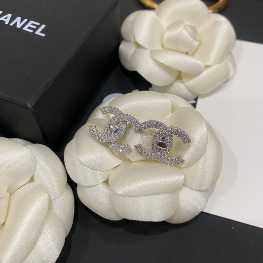Puces d'oreilles classiques en diamant étincelant