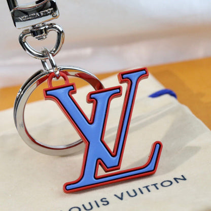 Porte-clés pendentif lettre rouge et bleue
