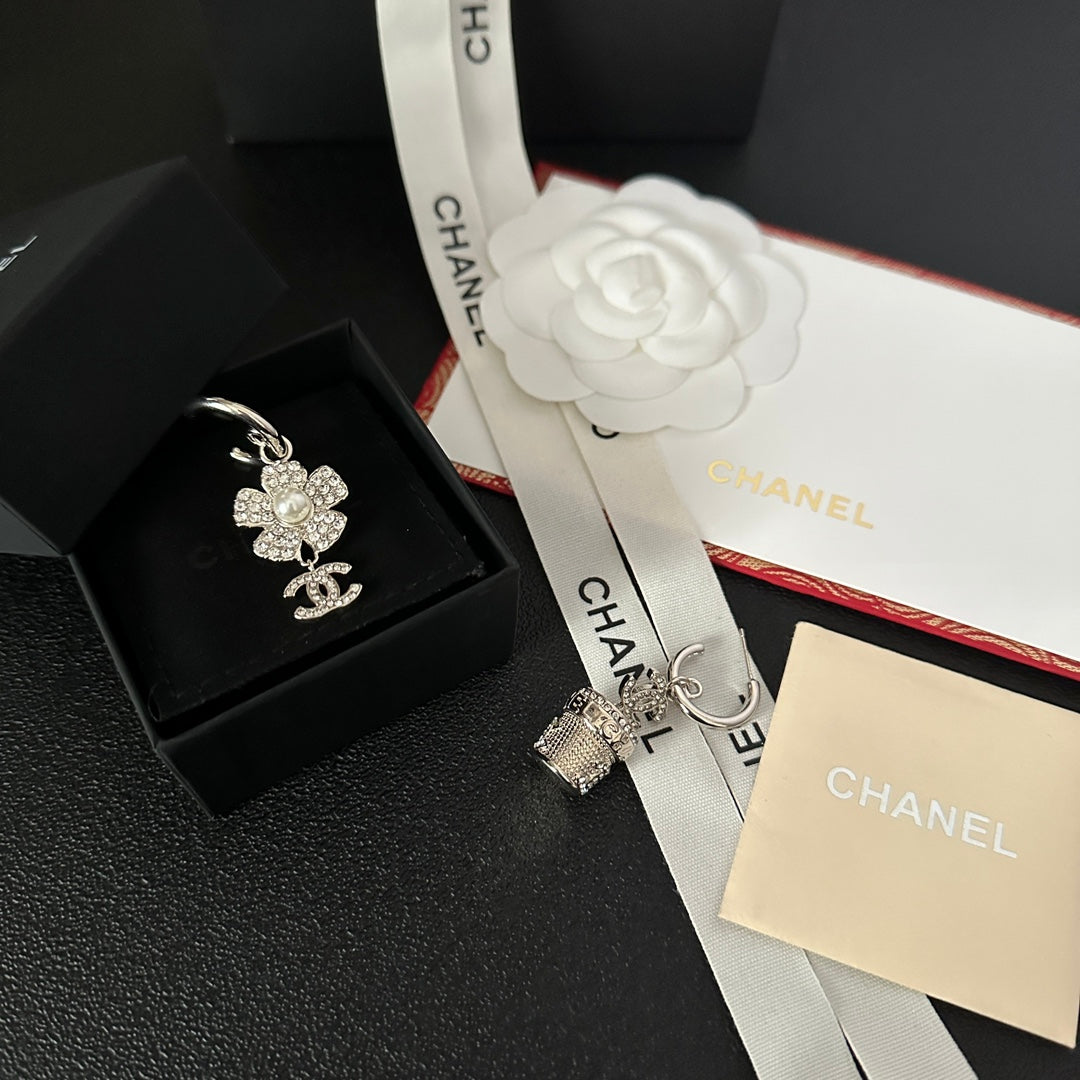 Pendientes asimétricos de flor con diamantes de imitación
