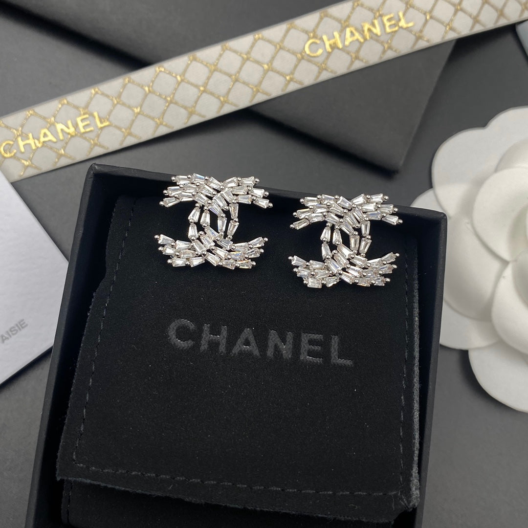 Pendientes de cristal y diamantes brillantes