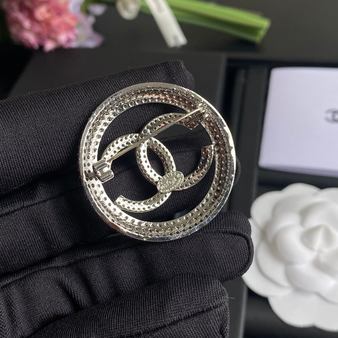 Broche circular de diamantes brillantes
