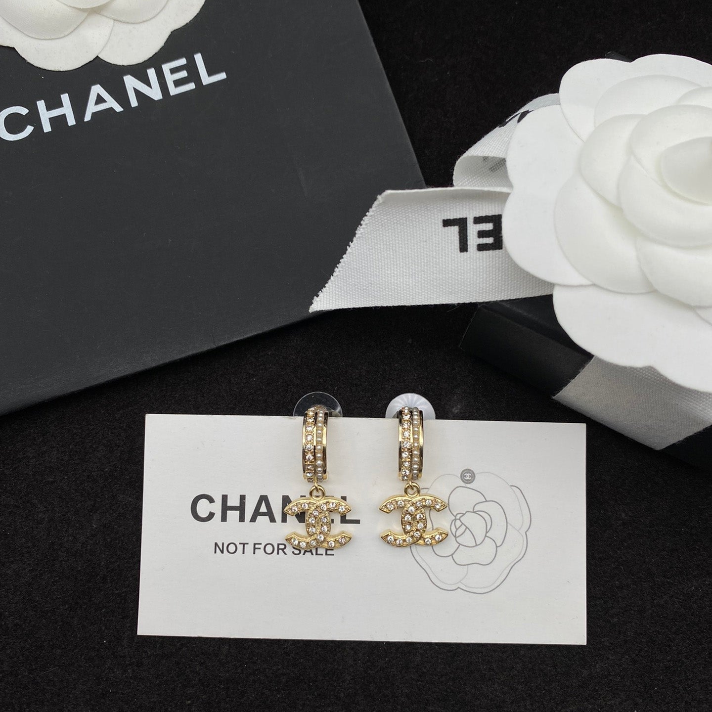 Boucles d'oreilles clous en forme de lettre avec perles et diamants en cristal