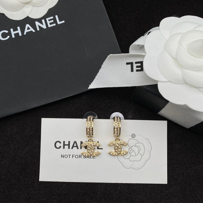 Boucles d'oreilles clous en forme de lettre avec perles et diamants en cristal