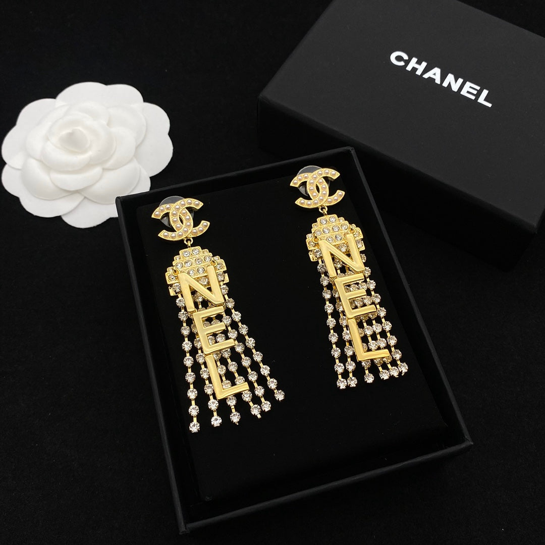 Boucles d'oreilles pendantes scintillantes avec pompon et diamants