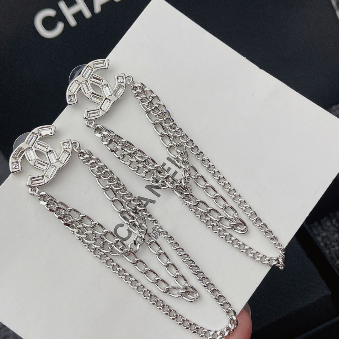Boucles d'oreilles pendantes chaîne et diamants de cristal