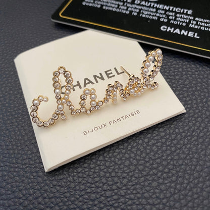 Pendientes de letras con perlas