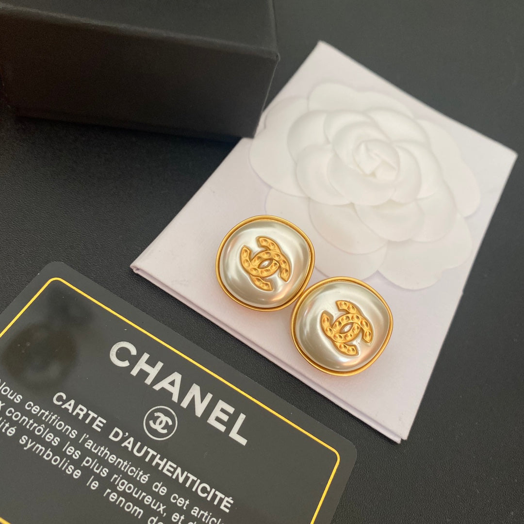 Pendientes de perlas con letras y temperamento