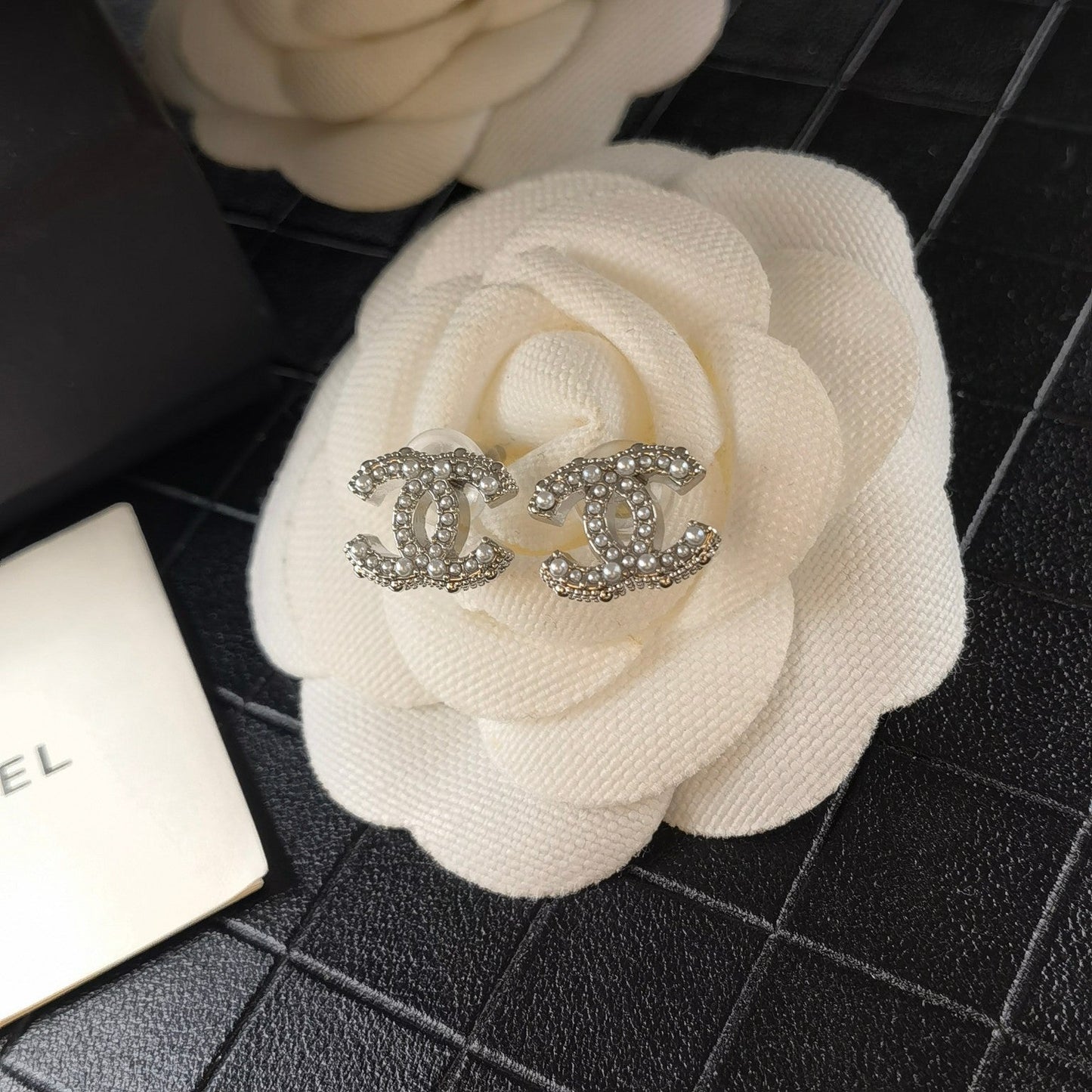 Pendientes clásicos y elegantes con pedrería