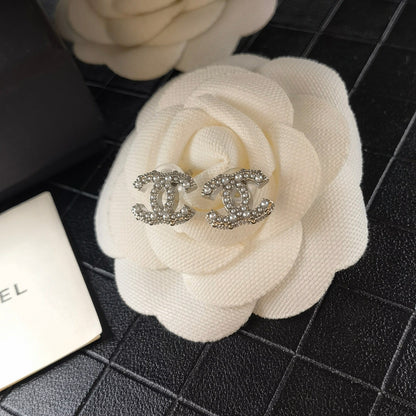 Pendientes clásicos y elegantes con pedrería