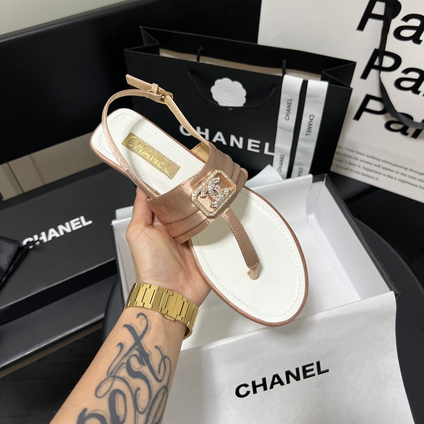 Chanclas con hebilla de diamantes de moda