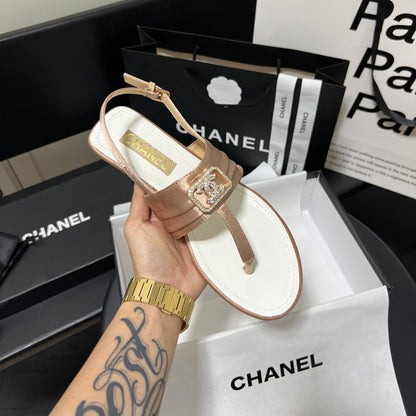 Chanclas con hebilla de diamantes de moda