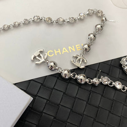 Pendientes largos de diamantes de moda