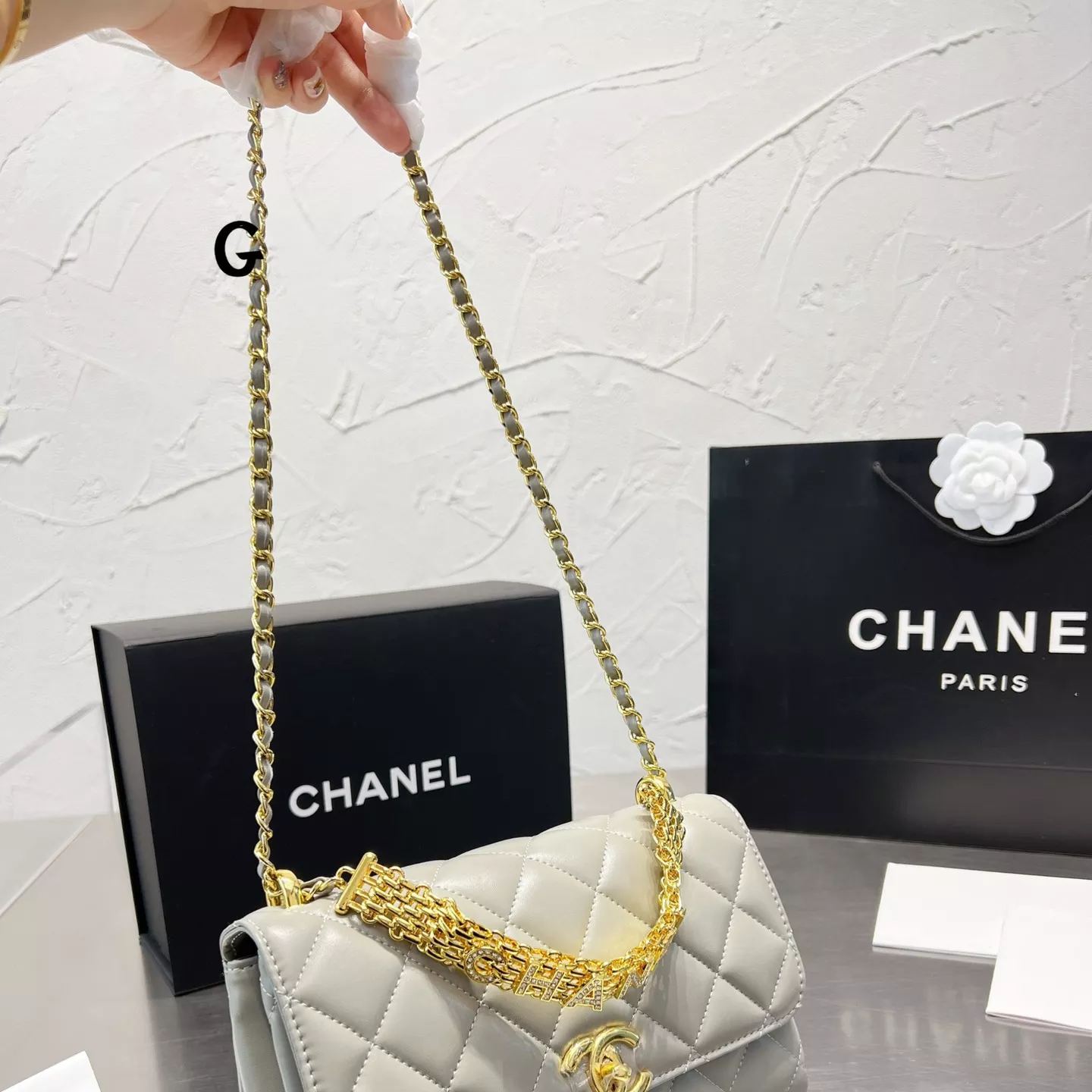 Bolso de Hombro con Cadena y Forma de Rombo