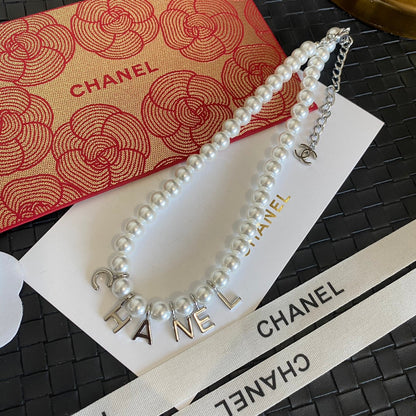 Collier élégant avec pendentif perle et lettre