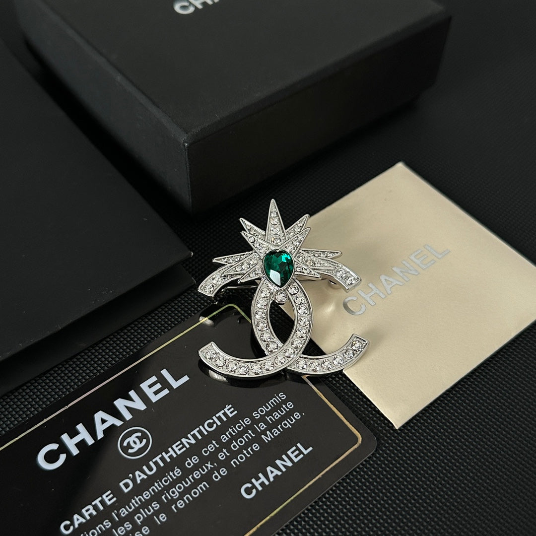 Broche de diamantes de imitación esmeralda