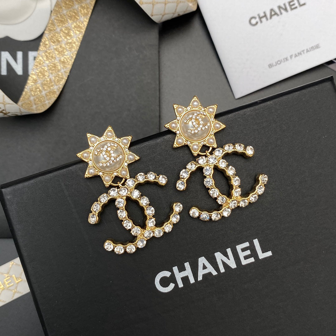 Boucles d'oreilles entièrement diamantées double C avec tempérament