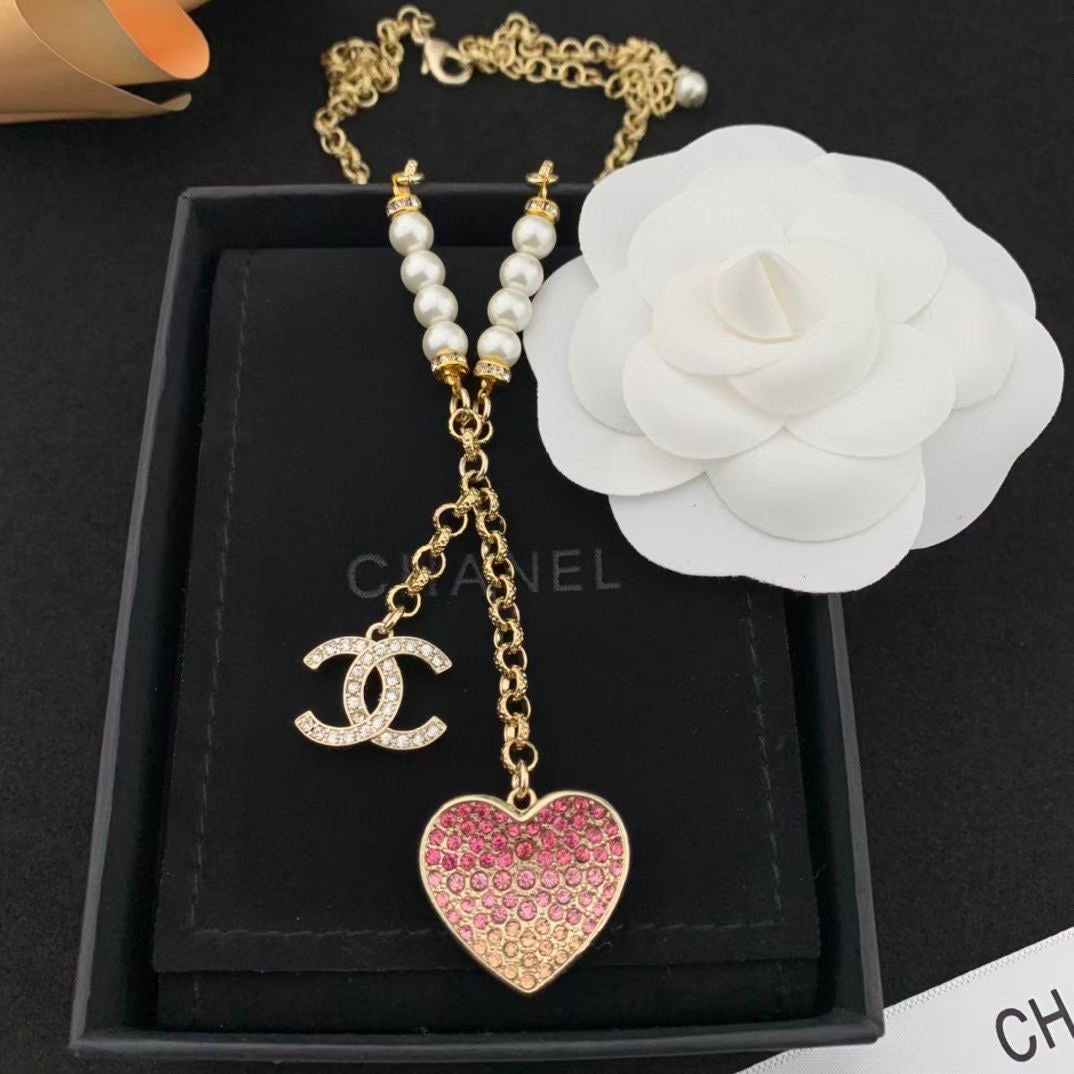 Collar de Perlas con Colgante de Corazón Rosa