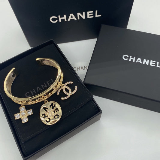 Bracelet ouvert avec pendant