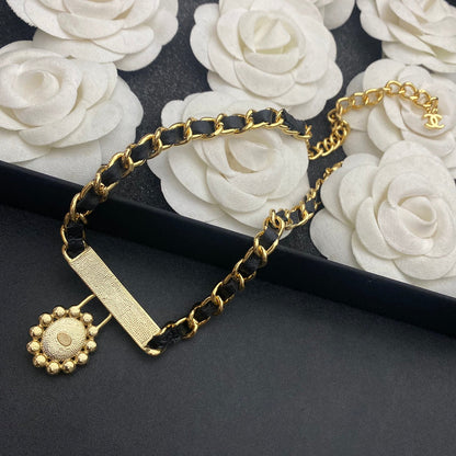 Collar de cuero trenzado con colgante de perla