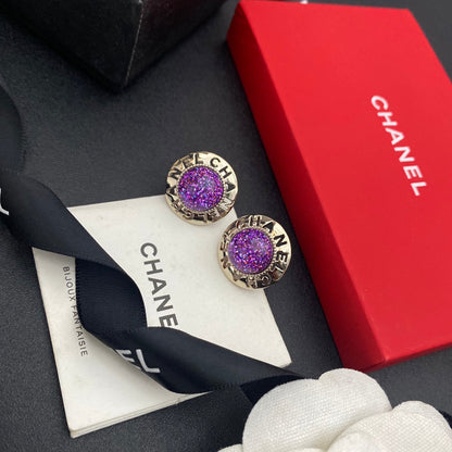 Pendientes de bola morada con letras huecas
