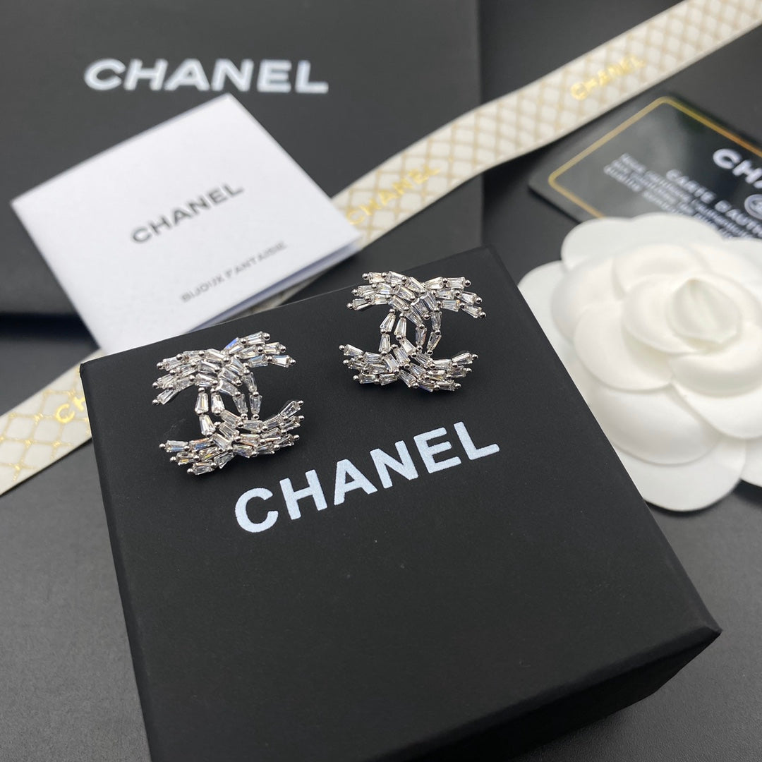 Pendientes de cristal y diamantes brillantes