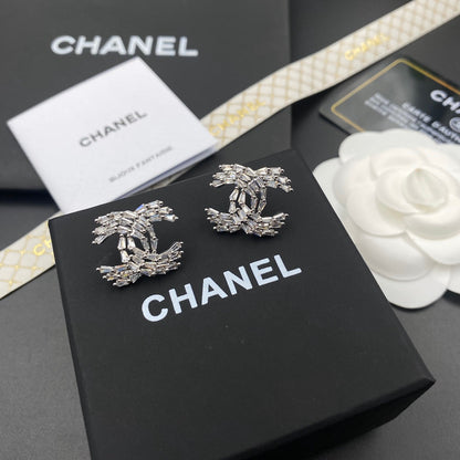 Pendientes de cristal y diamantes brillantes