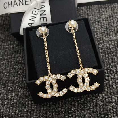 Boucles d'oreilles pendantes diamants et perles