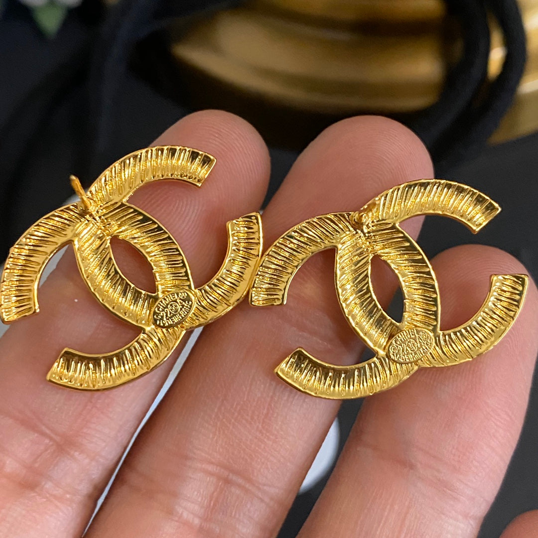 Pendientes de Tachuela con Letra Texturizada Premium