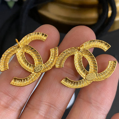 Pendientes de Tachuela con Letra Texturizada Premium