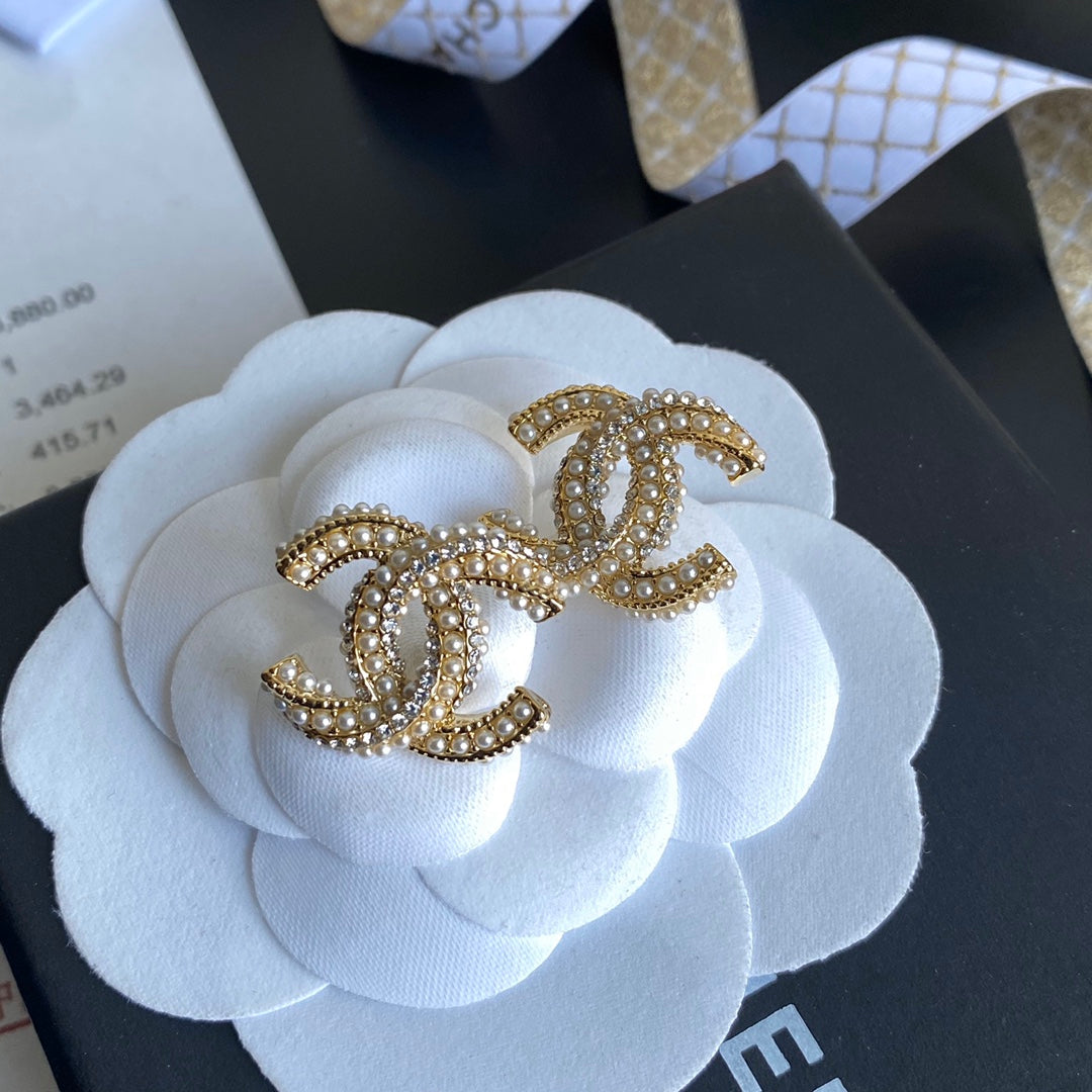 Boucles d'oreilles clous élégantes avec perles et lettres