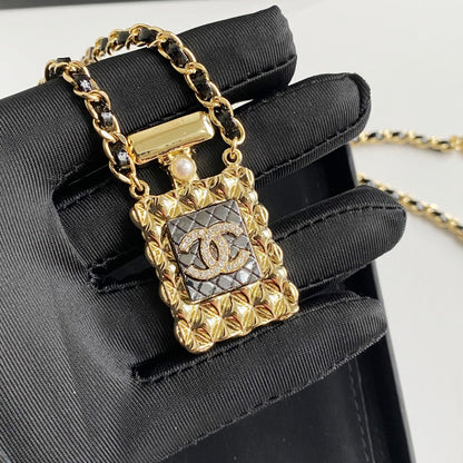 Collier en cuir avec pendentif flacon de parfum