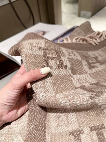 2026 New Checkered Cashmere Scarf – Elegant Autumn/Winter Essential