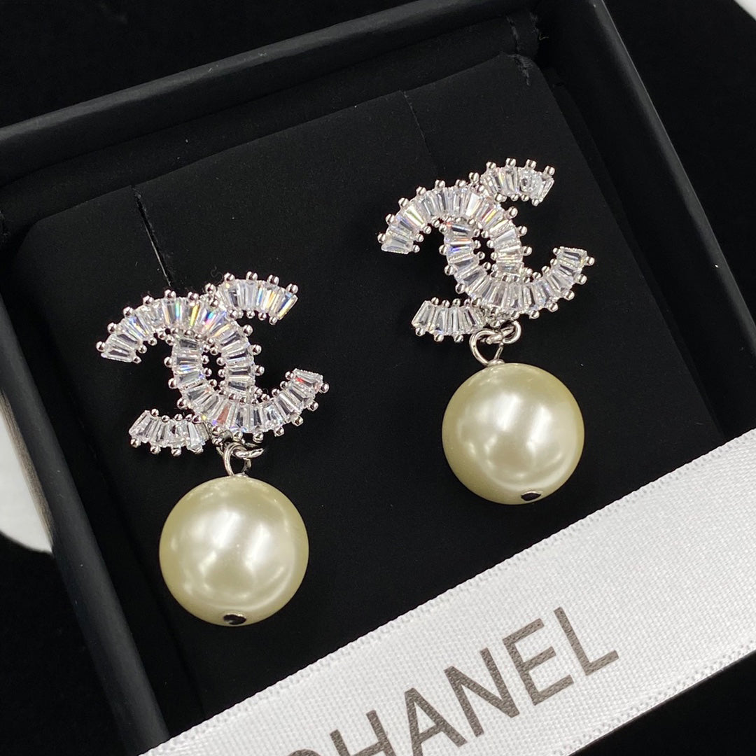 Boucles d'oreilles pendantes en perles de zircon étincelantes