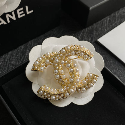 Broche elegante con logo de perla