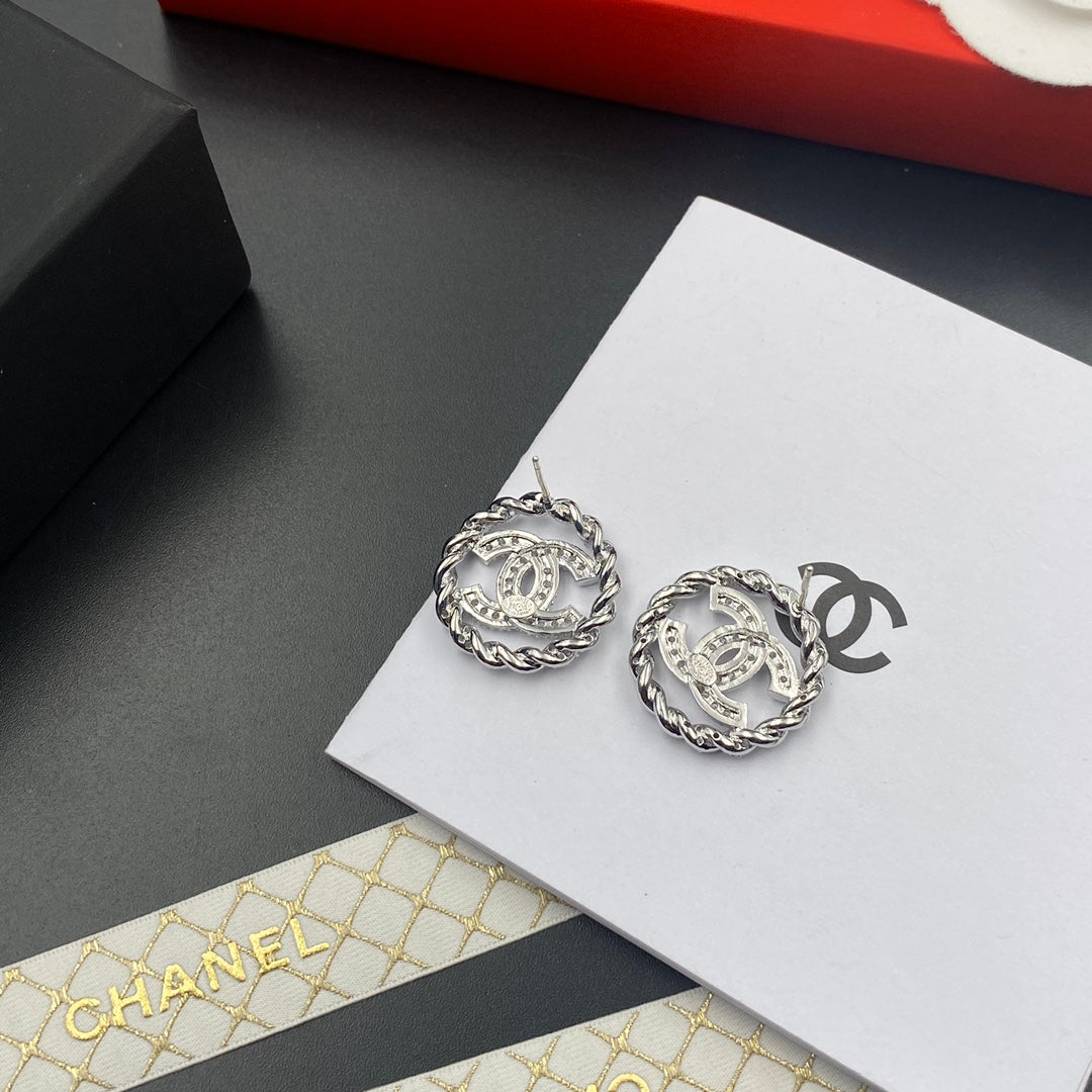 Fines boucles d'oreilles clous rondes en zircon étincelant