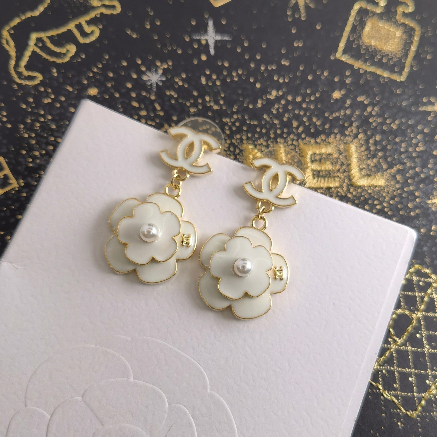 Boucles d'oreilles pendantes fleurs blanches