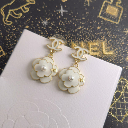Boucles d'oreilles pendantes fleurs blanches