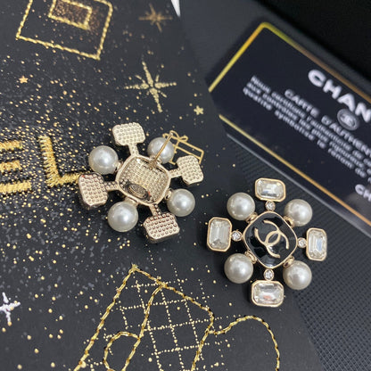 Clous d'oreilles élégants en verre, perles et diamants