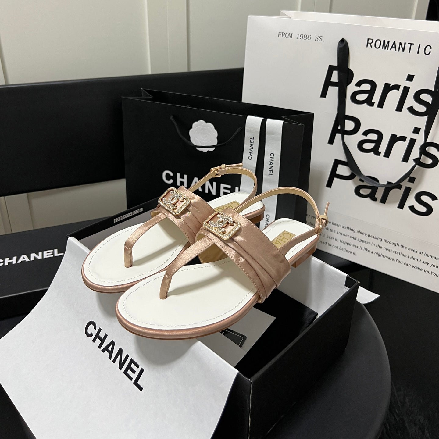 Chanclas con hebilla de diamantes de moda