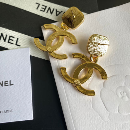 Pendientes colgantes elegantes y chic