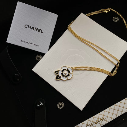 Collar con colgante de camelia